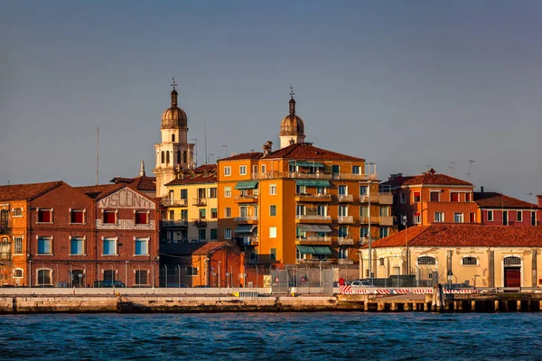 Skyline van Venetië en de kerk van Saint Raphael Angel, Venetië, Italië — Stockfoto