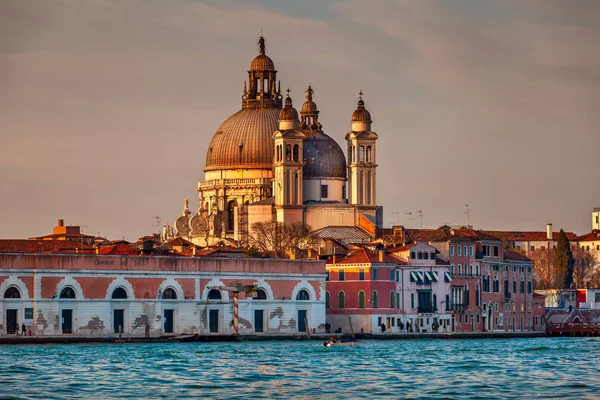 Grand Canal und Santa Maria della Salute Kirche, — Stockfoto