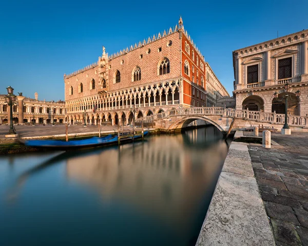 Santa Maria della Salute Kirche und Glockenturm des Heiligen Markus, Venedig — Stockfoto