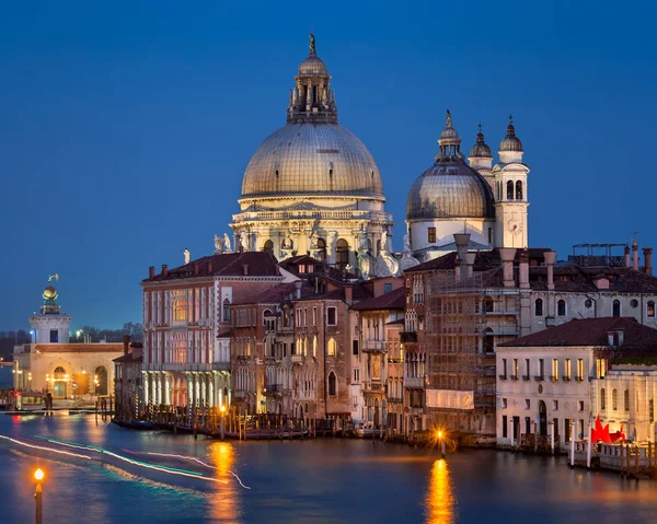 Iglesia de Santa Maria della Salute en la noche, Venecia, Italia —  Fotos de Stock