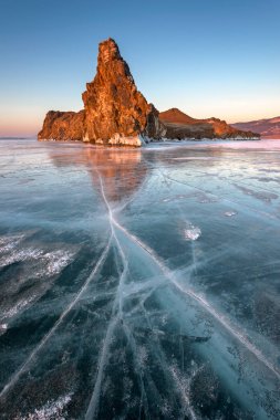 Ünlü Baykal Gölü buz ve ada Oltrek Sunrise, Baykal Gölü