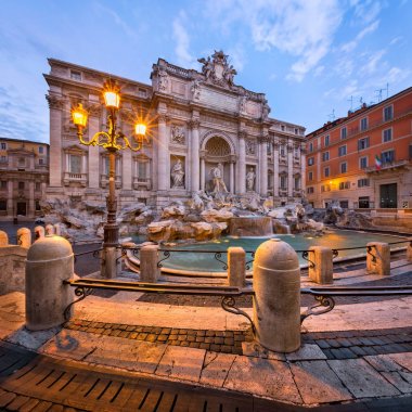 Trevi Çeşmesi ve Piazza di Trevi sabah, Roma, İtalya
