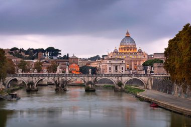 Tiber Nehri ve Saint Peter Katedrali akşam, Roma, Ital