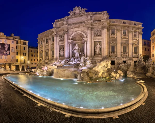 Trevi Çeşmesi ve Piazza di Trevi sabah, Roma, İtalya — Stok fotoğraf