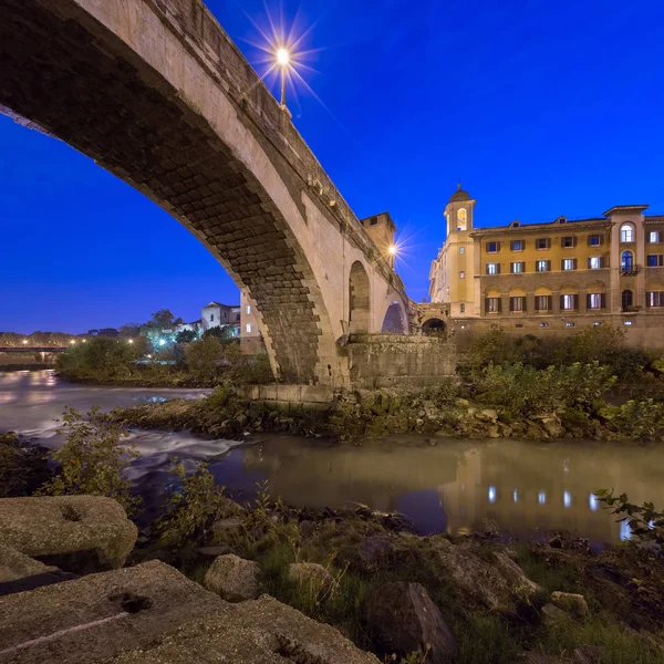 Γέφυρα του Fabricius και Νήσος Tiberina το βράδυ, Ρώμη, Ιταλία — Φωτογραφία Αρχείου