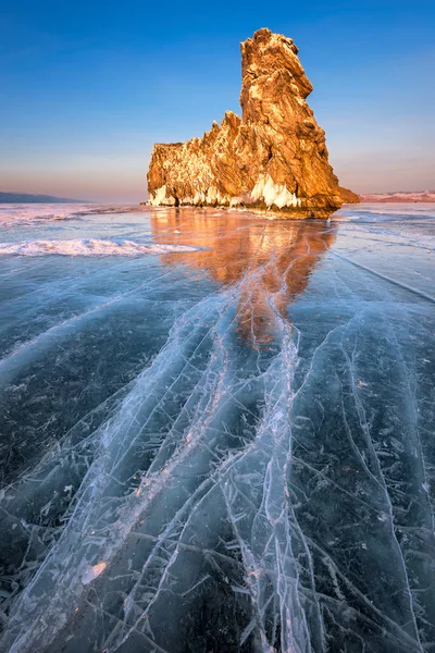 Famoso lago Baikal Hielo e isla Ogoy al atardecer, lago Baikal, R — Foto de Stock