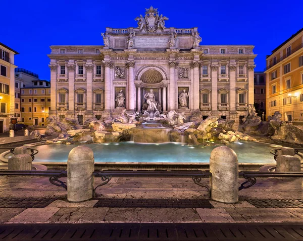 Fontana de Trevi y Piazza di Trevi en la mañana, Roma, Italia — Foto de Stock