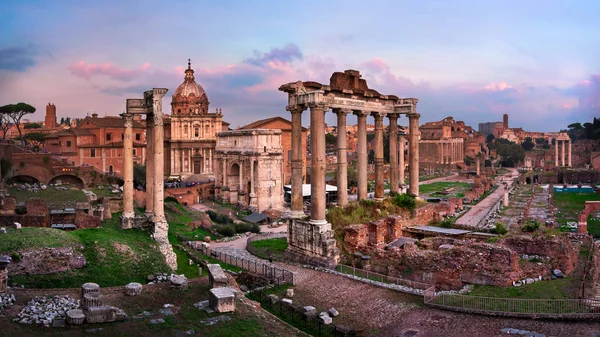 Panorama van Romeinse forum (foro romano) bij zonsondergang, rome, Italië — Stockfoto