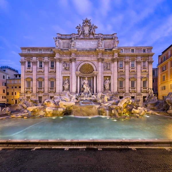 Trevi Çeşmesi ve Piazza di Trevi sabah, Roma, İtalya — Stok fotoğraf