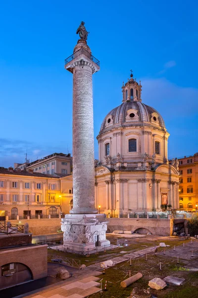 Coluna de Trajano e Igreja de Santa Maria di Loreto à noite , — Fotografia de Stock