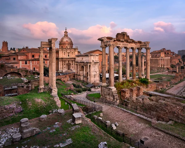 Forum Romanum (Foro Romano) in de avond, Rome, Italië — Stockfoto