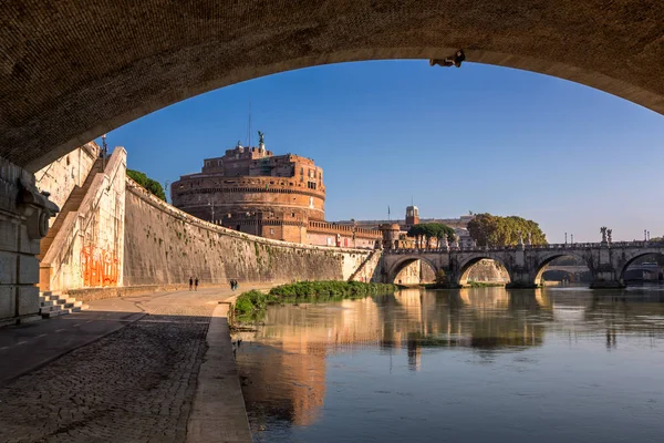 Mausoléu Adriano e Rio Tibre Embankment, Roma, Itália — Fotografia de Stock