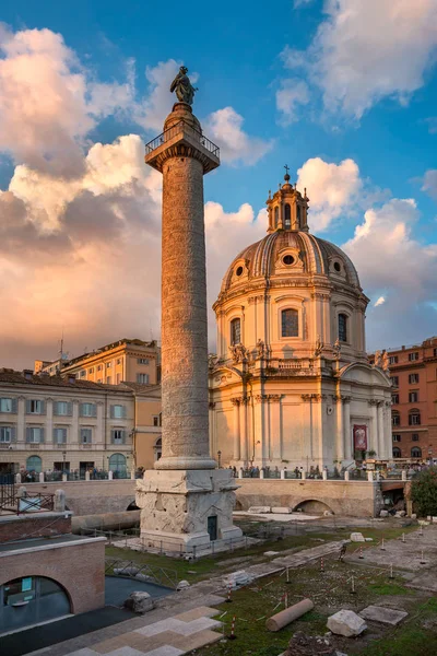 Trajanus kolumn och kyrkan Santa Maria di Loreto på kvällen, — Stockfoto