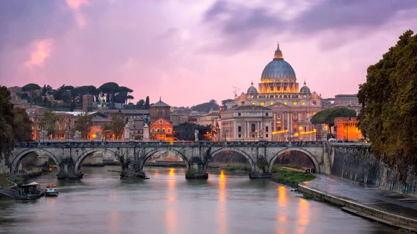 Rio Tibre e Catedral de São Pedro à noite, Roma, Ital — Fotografia de Stock