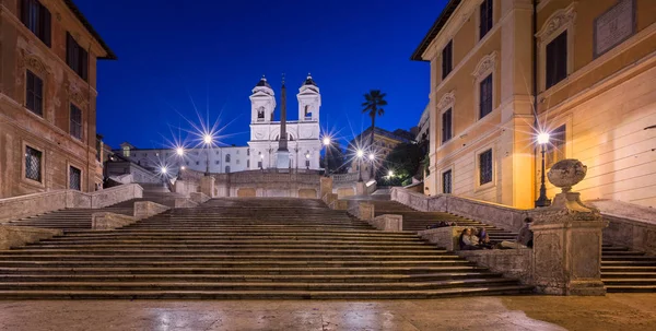 Španělské schody a kostel Monti del Trinita ráno, Řím, — Stock fotografie