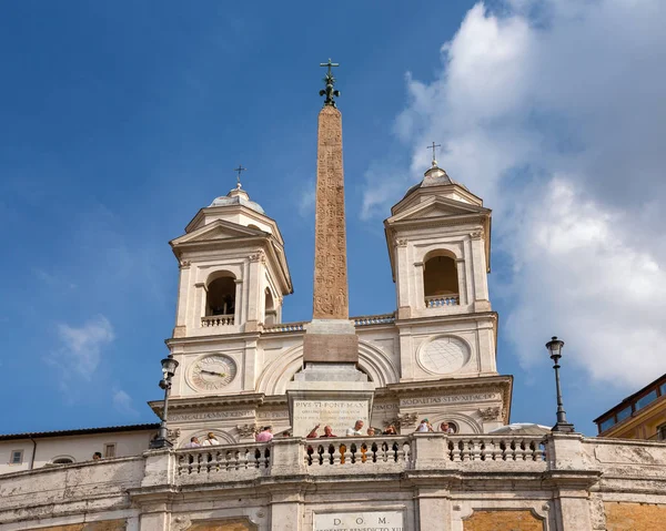 Egyption Obelisken och Trinita dei Monti Church ovanpå spanska — Stockfoto