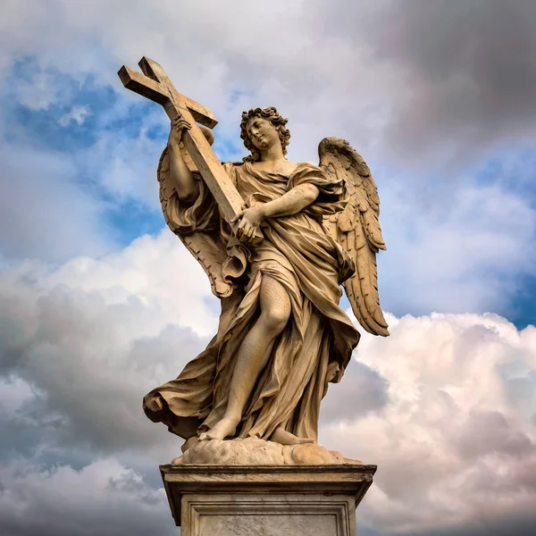 Anjo com a Cruz na Ponte Aelian em Roma, Itália — Fotografia de Stock