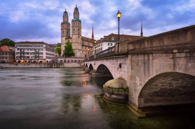Grossmunster Kilisesi ve sabah, Zürih Limmat Nehri