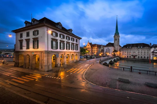 Iglesia Helmhaus y Fraumunster en la mañana, Zurich — Foto de Stock
