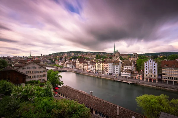 Pemandangan Zurich dan Sungai Limmat dari Bukit Lindenhof, Zurich — Stok Foto