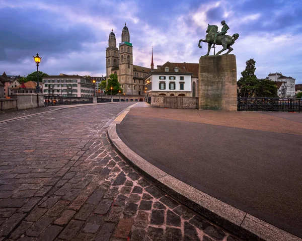 Großmünsterkirche und Bürgermeister hans waldmann statue am morgen — Stockfoto