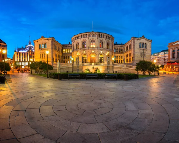 Panorama do Parlamento da Noruega na Noite, Oslo, Norwa — Fotografia de Stock