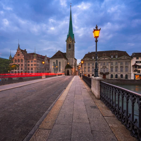 Tvillingtorn kyrkan och Limmat River på morgonen, Zürich — Stockfoto
