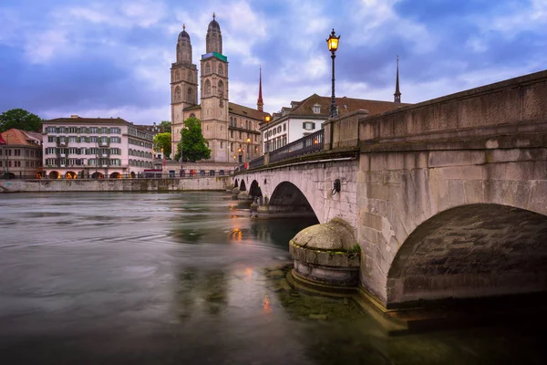 Grossmunster Kościoła i rzeki Limmat rano, Zurych — Zdjęcie stockowe