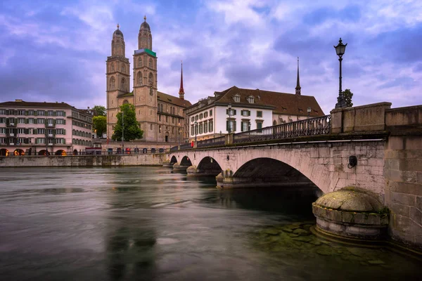 Grossmunster Kościoła i rzeki Limmat rano, Zurych — Zdjęcie stockowe