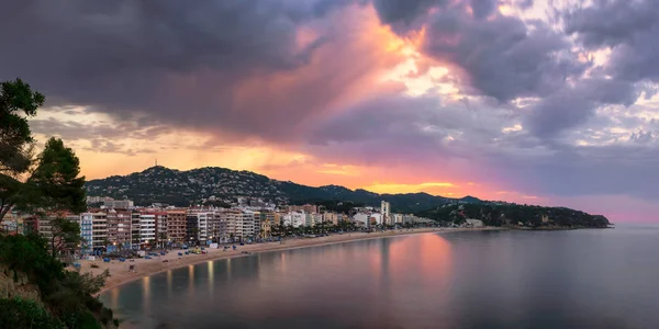 Panorama miasta Lloret de Mar w rano, Costa Brava, w Katalonii — Zdjęcie stockowe