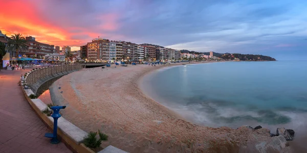 Πανόραμα του Lloret de Mar δίπλα στη θάλασσα το βράδυ, Λορέτ Ντε Μαρ — Φωτογραφία Αρχείου