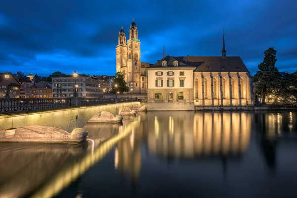 Iglesia de Grossmunster y río Limmat en la noche, Zurich — Foto de Stock