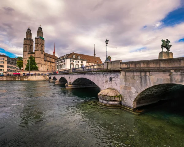 格罗斯教会和利马河，苏黎世，瑞士 — 图库照片