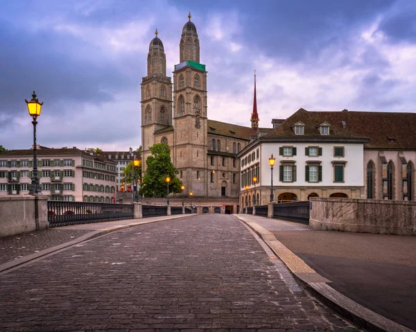 Tvillingtorn kyrka på morgonen, Zürich, Schweiz — Stockfoto