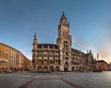 Marienplatz ve sabah, Münih yeni Townhall,