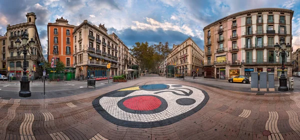 Panorama de la calle La Rambla con Joan Miro Mosaico en el suelo , — Foto de Stock