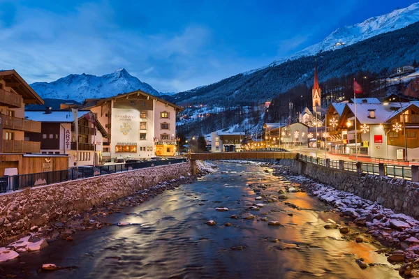 朝、チロル、オーストリアのスキー リゾートのスカイラインを solden します。 — ストック写真