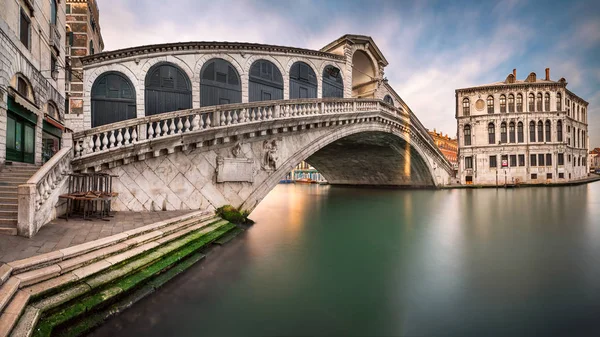 大運河と朝、ヴェネツィア、リアルト橋のパノラマ — ストック写真