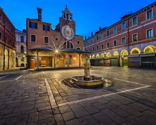 San Giacomo di Rialto náměstí a kostel v noci, Benátky, — Stock fotografie