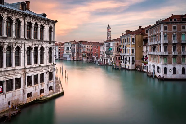 Utsikt över Canal Grande och Santi Apostoli kyrkan från Rialtobron — Stockfoto