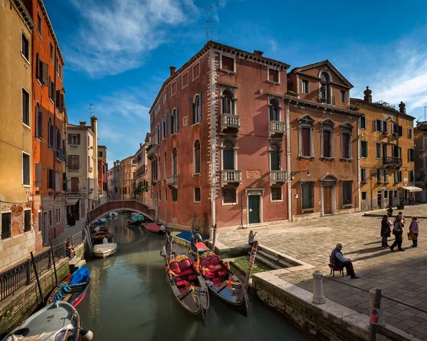 Gondolier esperando turistas perto de suas gôndolas em Veneza — Fotografia de Stock