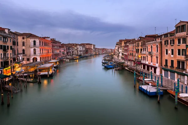 Blick auf den Canal Grande und die Skyline von Venedig von der Rialtobrücke — Stockfoto
