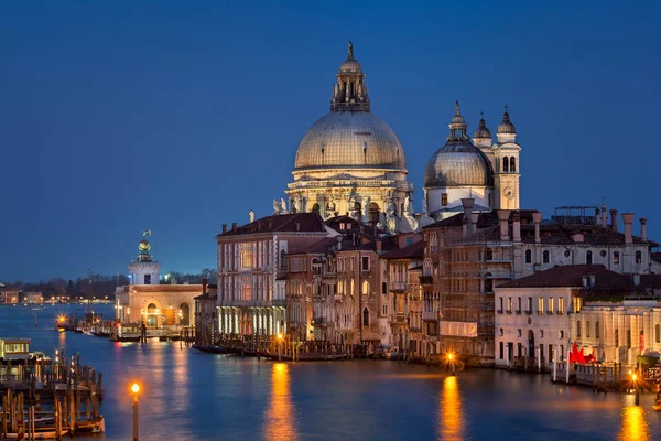 Iglesia de Santa Maria della Salute en la noche, Venecia, Italia —  Fotos de Stock