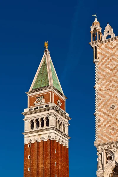 Campanile ve doge Sarayı Venedik, İtalya — Stok fotoğraf