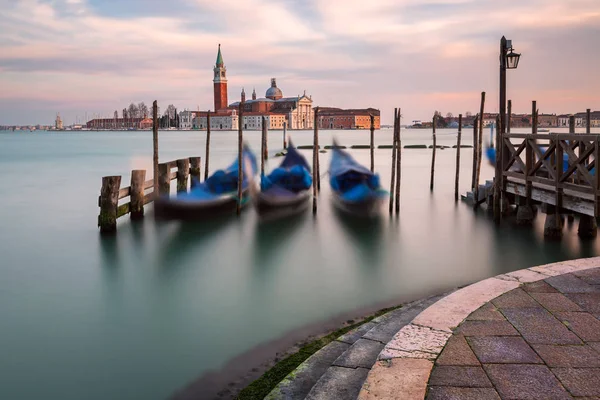 Gondolier esperando turistas perto de suas gôndolas em Veneza — Fotografia de Stock