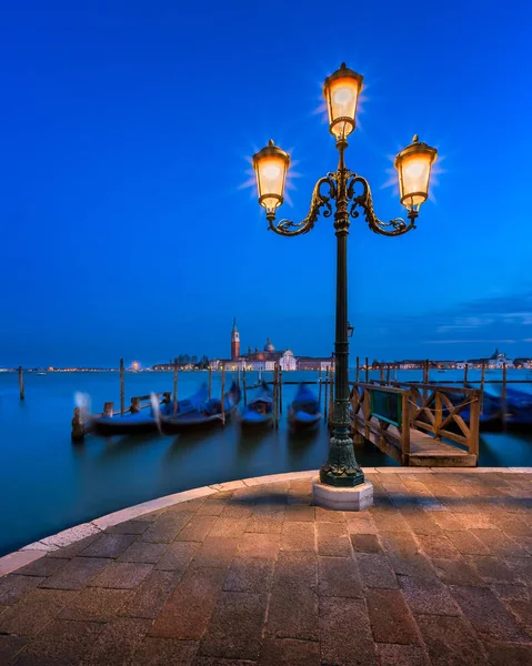 Lagunen, gondoler och San Giorgio Maggiore-kyrkan i Venedig — Stockfoto