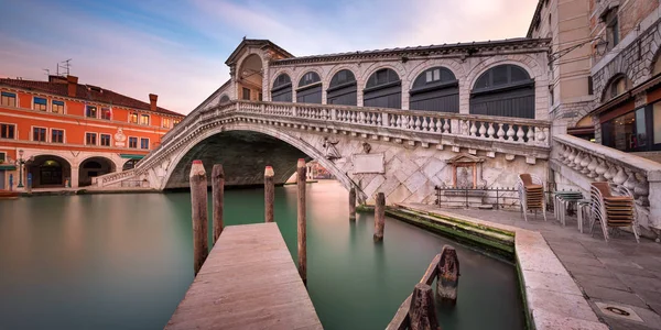 Πανοραμική θέα στο μεγάλο κανάλι και τη γέφυρα του Ριάλτο στη Βενετία το πρωί Εικόνα Αρχείου