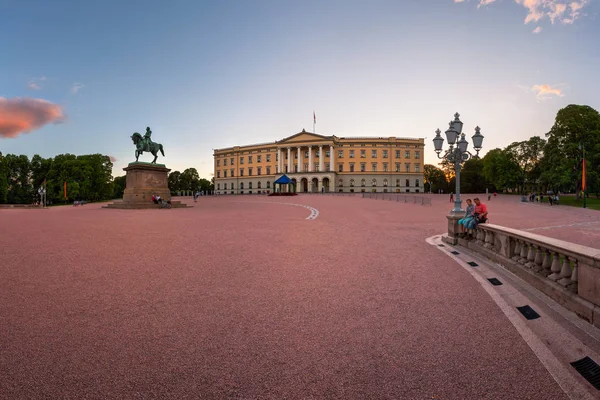 Панорама Королевского дворца и статуя короля Карла Йохана в — стоковое фото