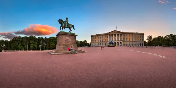 Panorama över det kungliga slottet och statyn av kung Karl Johan, Oslo — Stockfoto