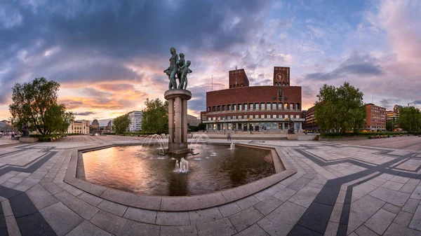 Oslo City Hall på kvällen, Oslo, Norge — Stockfoto